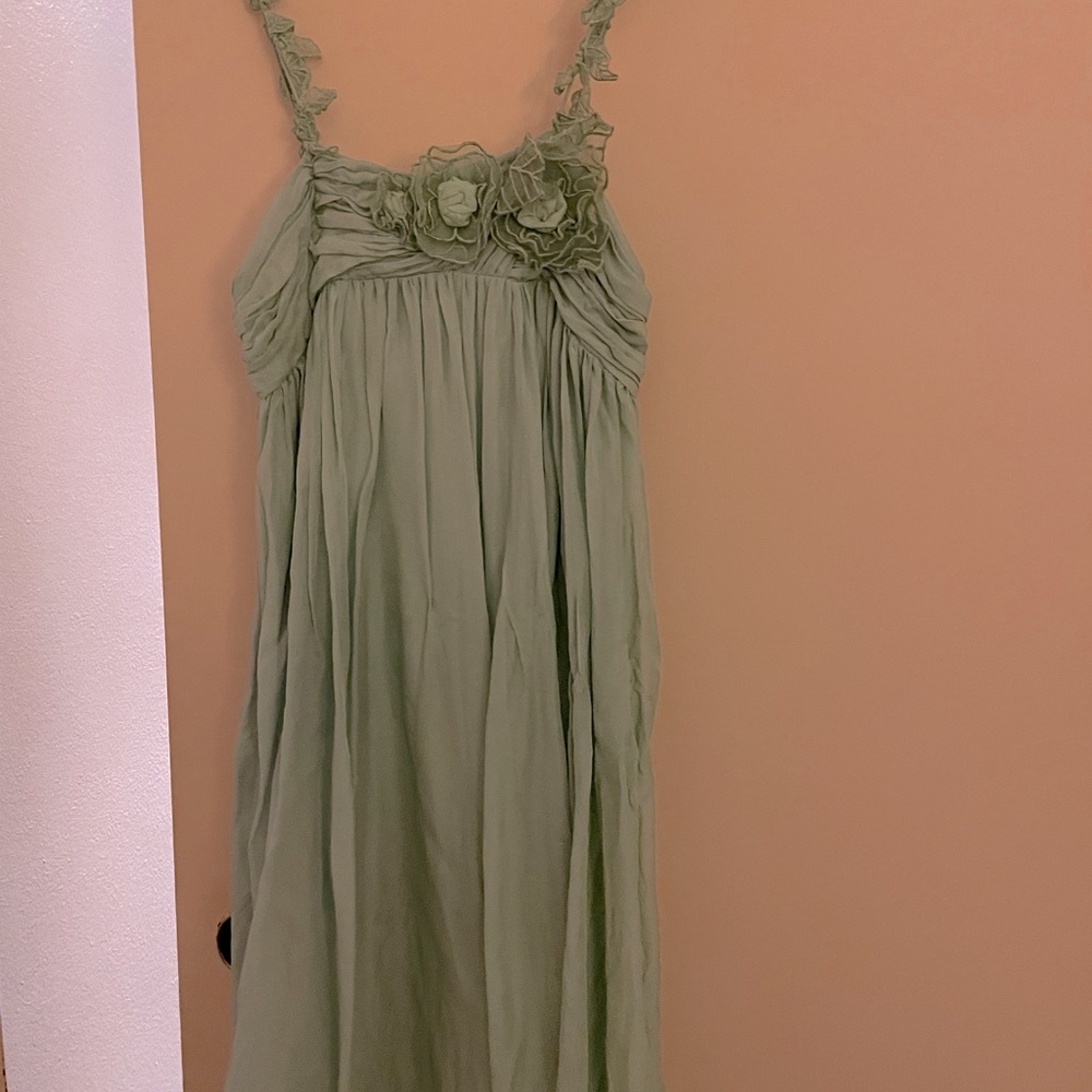 Beautiful dress, vine straps, floral detail on front